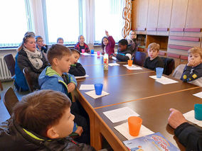 Symbolische Mantelteilung mit den Kommunionkindern (Foto: Karl-Franz Thiede)